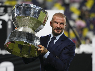 David Beckham s trofejou