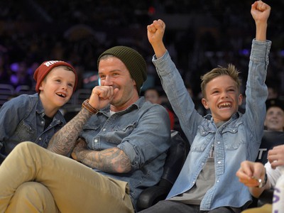 David Beckham sa výborne zabáva so synmi Romeom a Cruzom na zápase NBA v Los Angeles
