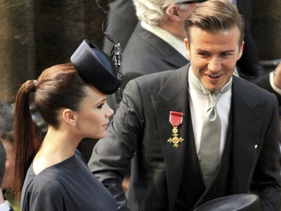 Victoria a David Beckhamovci na kráľovskej svadbe.
