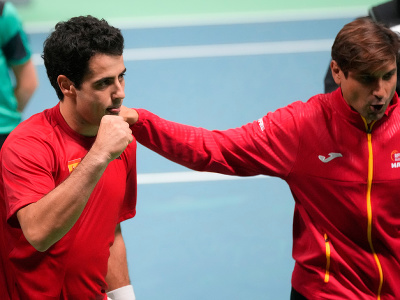 Španielsky tenista Jaume Munar a kapitán španielskeho daviscupového tímu David Ferrer sa tešia z víťazstva