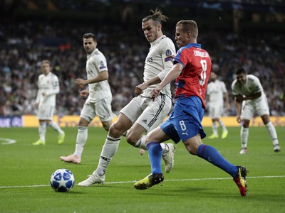 Gareth Bale a David Limberský v súboji o loptu