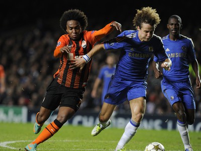 David Luiz a Willian bojujú o loptu
