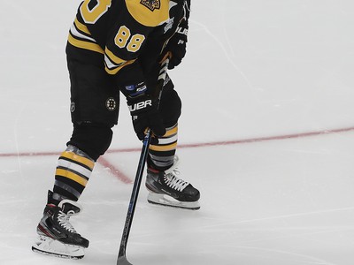 Na snímke český útočník Bostonu David Pastrňák počas súťaže v presnosti streľby na All Star víkende NHL