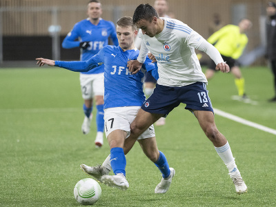 Na snímke vpravo hráč Slovana Dávid Strelec a vľavo hráč Klaksvíku Jóannes Danielsen