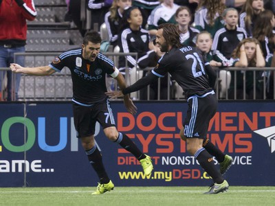 David Villa (vľavo) oslavuje gól