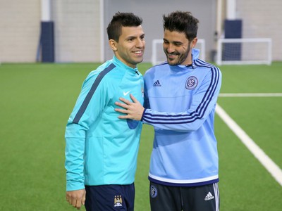 Futbalové hviezdy Sergio Agüero a David Villa si to na ihrisku rozdali vo viacerých zaujímavých disciplínach