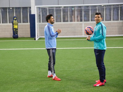 Futbalové hviezdy Sergio Agüero a David Villa si to na ihrisku rozdali vo viacerých zaujímavých disciplínach