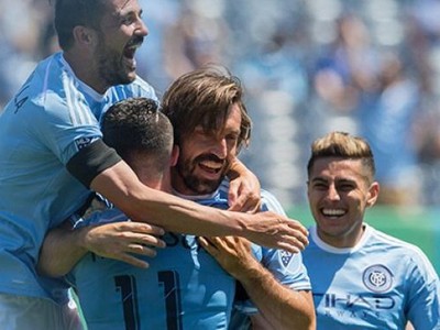 Andrea Pirlo a David Villa so spoluhráčmi oslavujú gól New Yorku
