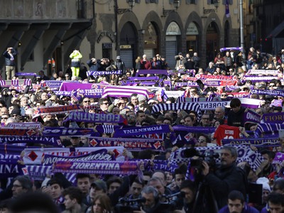 Fanúšikovia Fiorentiny sa účastnia pohrebu hráča talianskeho futbalového klubu ACF Fiorentina Davide Astoriho