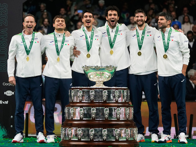 Talianski tenisti s trofejou
