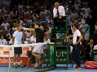 Nahnevaný Andy Murray diskutuje s rozhodcom