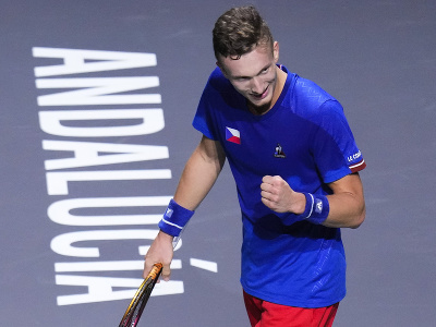 Český tenista Jiří Lehečka oslavuje po bodovom zisku v zápase proti Austrálčanovi Alexovi De Minaurovi