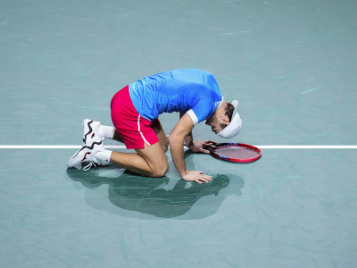 Český tenista Tomáš Macháč oslavuje po jeho výhre nad Austrálčanom Jordanom Thompsonom