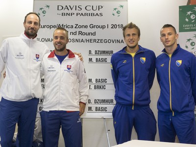 Hráči do štvorhry stretnutia zľava Igor Zelenay, Andrej Martin (Slovensko) a Mirza Bašič a hrajúci kapitán tímu Tomislav Brkič (BaH) počas žrebu zápasu 2. kola 1. skupiny euro-africkej zóny Davisovho pohára