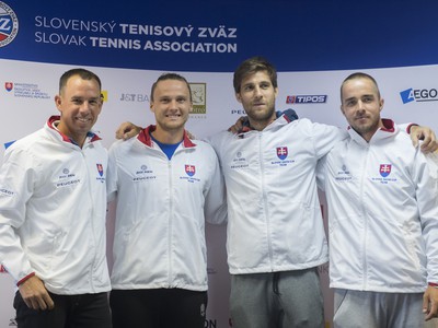 Nehrajúci kapitán slovenského daviscupového tímu Dominik Hrbatý a reprezentanti Jozef Kovalík, Martin Kližan a Andrej Martin