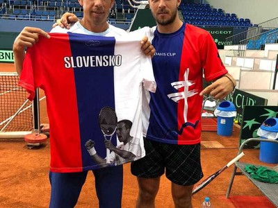 Dominik Hrbatý a Andrej Martin s originálnym daviscupovým dresom