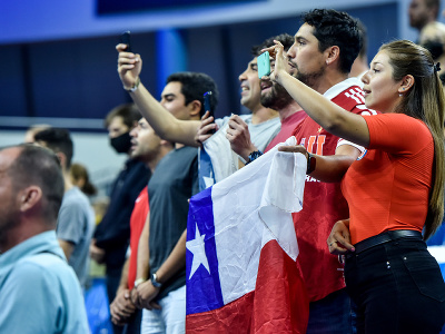 Čilskí fanúšikovia počas zápasu úvodnej dvojhry