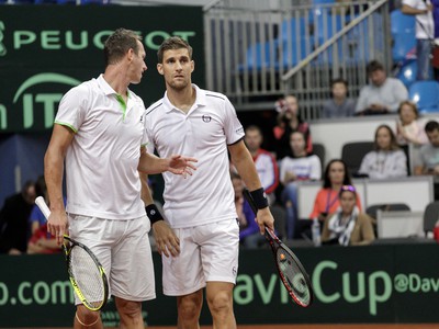 Na snímke sprava slovenskí tenisti Martin Kližan a Filip Polášek proti bieloruskej dvojici Max Mirnyj a Andrej Vasilevskij