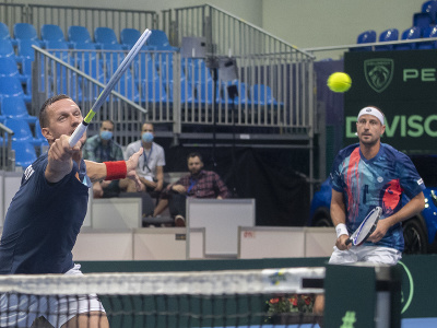 Slovenskí tenisti Filip Polášek a Igor Zelenay počas zápasu štvorhry 1. svetovej skupiny Davisovho pohára