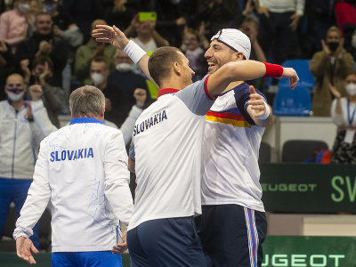 Na snímke slovenskí tenisti zľava Filip Polášek a Igor Zelenay oslavujú víťazstvo počas zápasu štvorhry v kvalifikačnom dueli Slovensko - Taliansko o postup na finálový turnaj Davisovho pohára v Bratislave 5. marca 2022. 