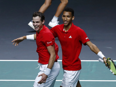 Kanadskí tenisti Vasek Pospisil a Félix Auger-Aliassime oslavujú postup do finále Davisovho pohára