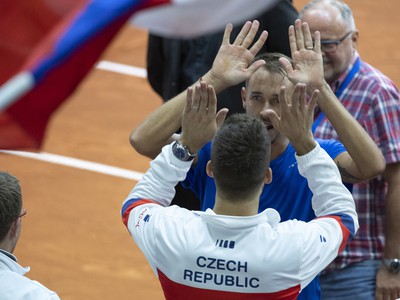 Český daviscupový reprezentant Lukáš Rosol sa raduje po víťazstve nad Slovákom Andrejom Martinom