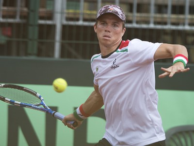 Péter Nagy v zápase Davisovho pohára proti Slovákovi Andrejovi Martinovi