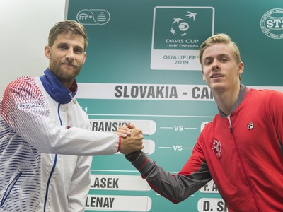 Na snímke vľavo slovenský daviscupový reprezentant Martin Kližan a vpravo kanadský reprezentant Denis Shapovalov