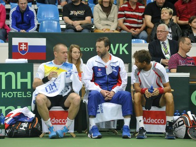 Slovenská dvojica Michal Mertiňák a Martin Kližan, v strede nehrajúci kapitán Miloš Mečíř