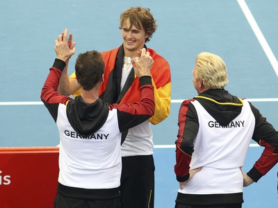 Alexander Zverev s tímom oslavuje triumf Nemecka
