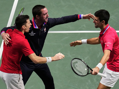 Hráči Srbska oslavujú postup do semifinále Davis Cupu