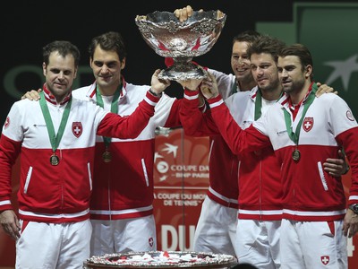 Švajčiarsky daviscupový tím s víťaznou trofejou
