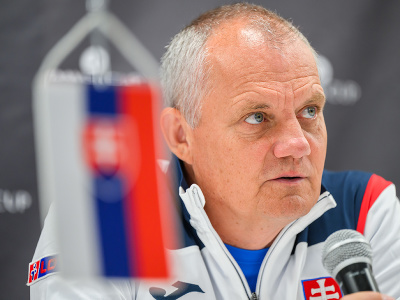 Na snímke kapitán tímu Slovenska Tibor Tóth hovorí počas žrebu zápasu I. svetovej skupiny Davisovho pohára