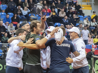 Slovenskí daviscupoví reprezentanti sa radujú z historického postupu na finálový turnaj