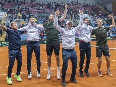 Slovenskí daviscupoví reprezentanti sa radujú z historického postupu na finálový turnaj