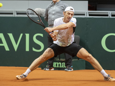 Na snímke slovenský tenista Lukáš Klein počas úvodnej dvojhry kvalifikačného duelu Davisovho pohára Srbsko - Slovensko proti domácemu Srbovi Miomirovi Kecmanovičovi