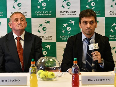 Zľava: Prezident Slovenského tenisového zväzu (STZ) Tibor Macko a zástupca International Tennis Federation (ITF) a hlavný rozhodca stretnutia Dima Leifman