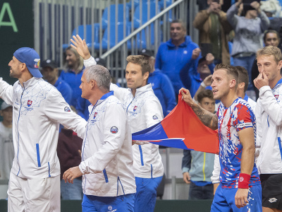 Na snímke slovenský daviscupový tím sa raduje z víťazstva 3:1 nad Rumunskom