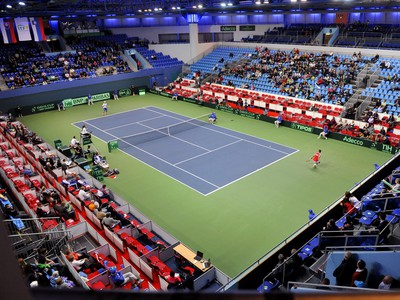 Centrálny kurt Národného tenisového centra počas prvého zápasu prvého dňa v rámci stretnutia 1. kola