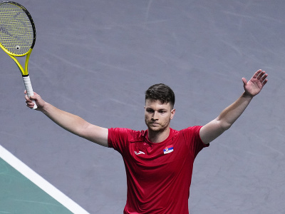Srbský tenista Miomir Kecmanovič sa teší po výhre nad Britom Jackom Draperom