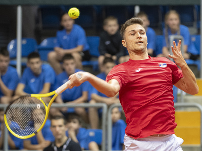 Na snímke srbský tenista Miomir Kecmanovič počas úvodnej dvojhry kvalifikačného duelu Davisovho pohára Srbsko - Slovensko proti Slovákovi Lukášovi Kleinovi