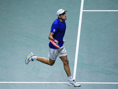 Taliansky tenista Matteo Arnaldi odvracia úder Holanďanovi Boticovi Van De Zandschulpovi vo štvrťfinále finálového turnaja Davisovho pohára Taliansko - Holandsko