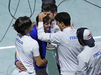 Taliansky tím sa teší po zisku prvého bodu vo finále Davis Cupu