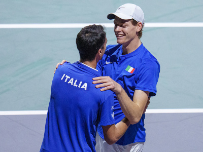Taliansky tenista Jannik Sinner (vpravo) sa raduje so spoluhráčom Lorenzom Sonegom po víťazstve v záverečnej semifinálovej štvorhre nad srbským duom Novak Djokovič, Miomir Kecmanovič