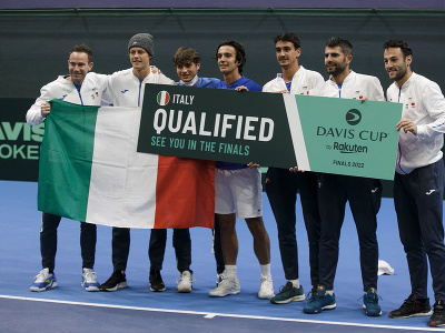 Talianski tenisti po výhre v záverečnom dueli v kvalifikačnom zápase medzi Slovensko - Taliansko o postup na záverečný turnaj Davisovho pohára mužov. Bratislava, 5. marec 2022. 