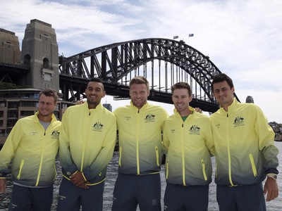 Austrálsky daviscupový tím (zľava): kapitán Lleyton Hewitt, Nick Kyrgios, Sam Groth, John Peers a Bernard Tomic 
