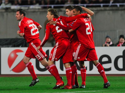 Hráči Liverpoolu oslavujú gól Davida N\'Goga