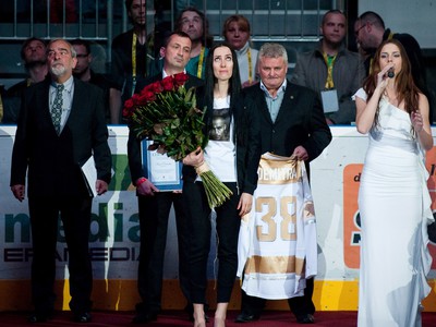 Manželka Pavla Demitru počas uvedenia Pavla Demitru do Siene slávy slovenského hokeja 