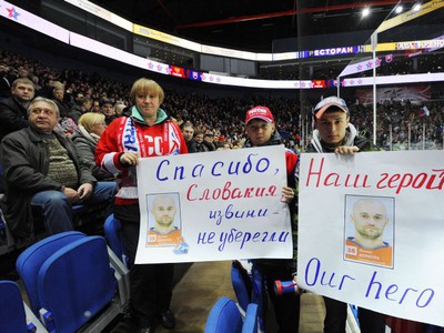 Fanúšikovia Lokomotivu Jaroslavľ s odkazom pre slovenských fanúšikov: Ďakujeme, prepáčte. Náš hrdina