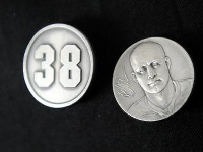 Pamätný strieborný odznak s portrétom Pavla Demitru